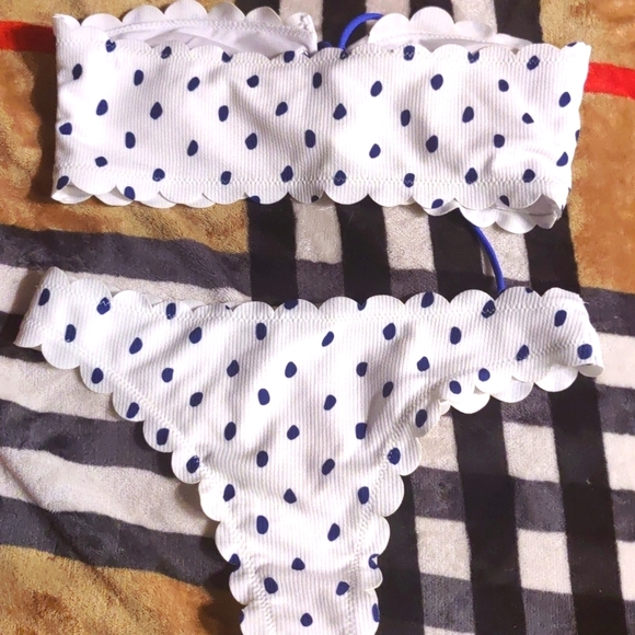 Scalloped edge adorable swim suit - Picture 2 of 6